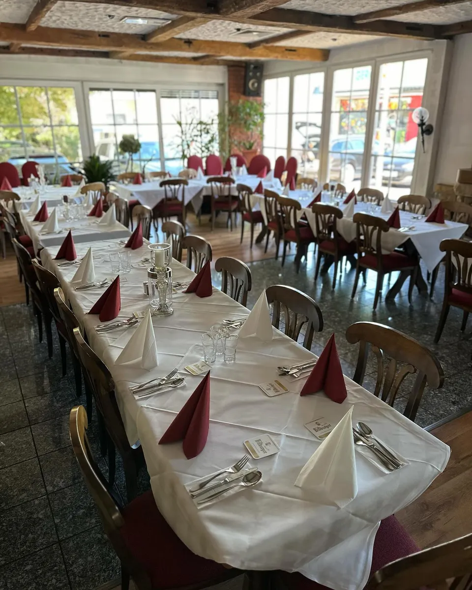 Lange Festtafel im Saal von Haus Wessels, eingedeckt für eine Feier